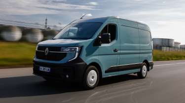 Renault Master E-Tech - front tracking