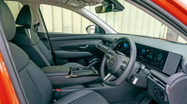 Hyundai Tucson Hybrid - front interior 