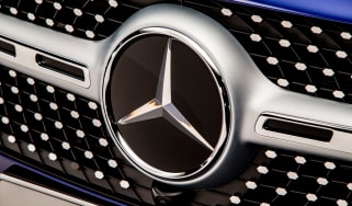 Mercedes GLB - studio Mercedes badge