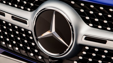 Mercedes GLB - studio Mercedes badge