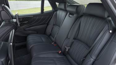 Lexus LS - rear seats