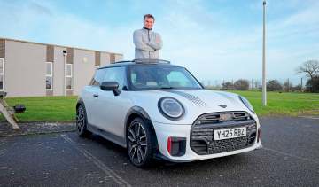 MINI Cooper - standing through sunroof