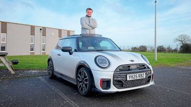 MINI Cooper - standing through sunroof