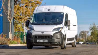 Toyota Proace Max - front tracking