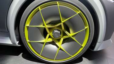 Hyundai Concept Three - Munich alloys