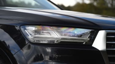 Audi Q7 e-tron - front light