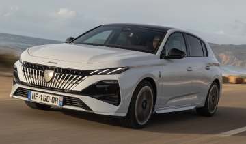 Peugeot 308 Hybrid GT Premium - dynamic front 3/4