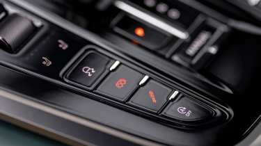 Aston Martin DBX707 - buttons