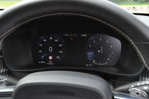 Volvo XC40 - dials