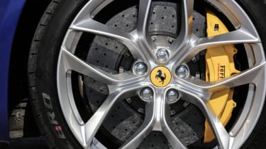 Ferrari GTC4 Lusso T 2017 - blue wheel