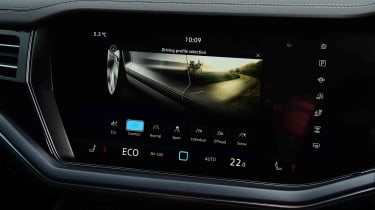 Volkswagen Touareg 3.0 TDI 4MOTION Black Edition – drive mode infotainment screen