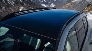 Mercedes GLB 2025 snow - roof