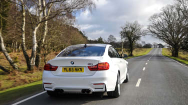 BMW M4 Competition Pack - rear panning