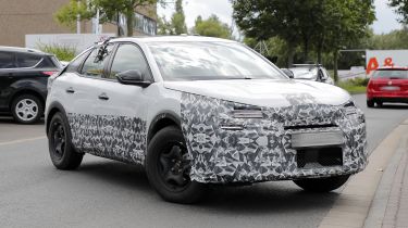 New Citroen C4 facelift - front tracking 