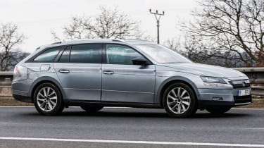 Skoda Superb Combi 2015 spyshots side front