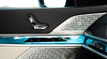 BMW i7 - door-mounted seat controls