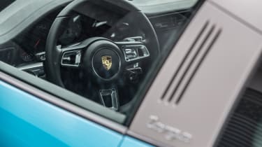 Porsche 911 Targa 4S 2016 - view inside