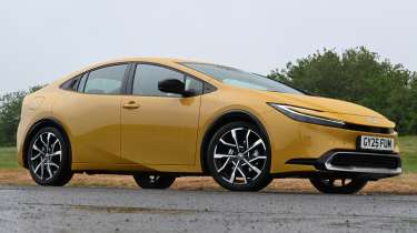 Volkswagen Golf GTE vs Toyota Prius - Prius static front 3/4