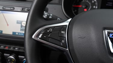 Dacia Duster - steering wheel controls