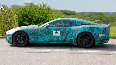 Замена Aston Martin DBS (закамуфлированная) — боковая сторона