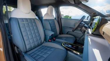 Fiat Grande Panda Hybrid La Prima - front seats