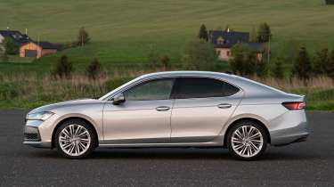 Skoda Superb - side static