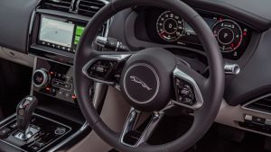 Jaguar XE P250 - steering wheel