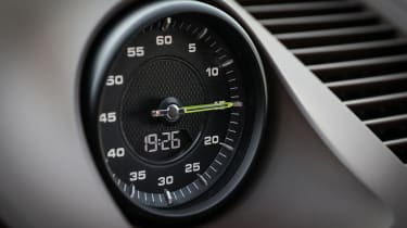 Porsche Cayenne Turbo S E-Hybrid - clock