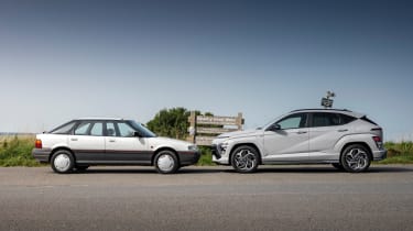 Rover 214i and Hyundai Kona - face-to-face static