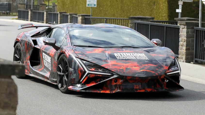 ランボルギーニ レヴエルト SV、ニュルブルクリンクで目撃：スーパーヴェローチェ版V12ハイブリッド登場か