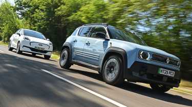 Renault 4 vs Ford Puma Gen-E - front tracking