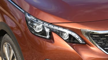 Peugeot 3008 2016 - headlight