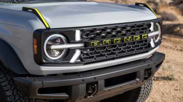Ford Bronco RTR - grill and lights