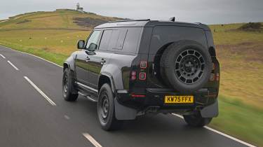 Land Rover Defender OCTA Black - rear tracking