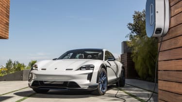 Porsche Mission E Cross Turimso - charging