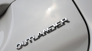 Mitsubishi Outlander 2.2 DI-D GX4 badge