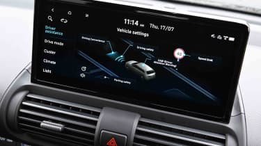 Hyundai Inster - infoatinment, safety assist screen