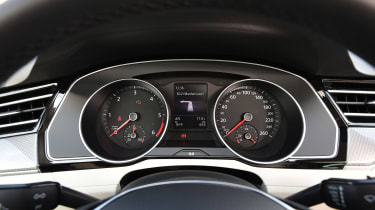 VW Passat Alltrack 2015 dials