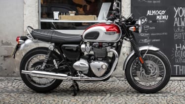 Triumph Bonneville T120 review - side profile