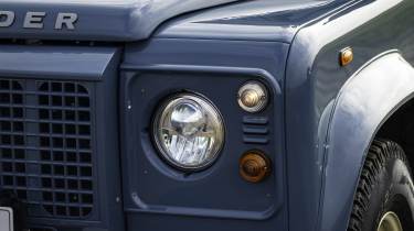 Land Rover Defender Classic V8 - front headlight 