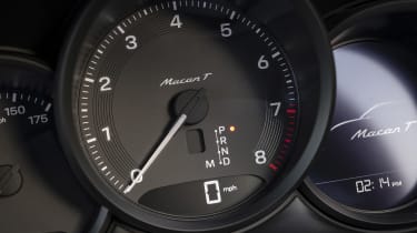 Porsche Macan T - rev counter