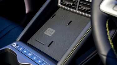 BYD Atto 2 DM-i - wireless charging pad