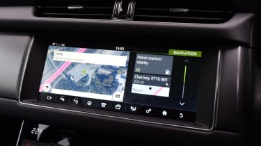 Jaguar XF 2.0d AWD 2016 - touchscreen