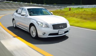 Infiniti M35h front track