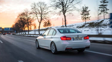 BMW 330e - rear panning