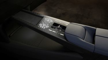 DS No8 - centre console