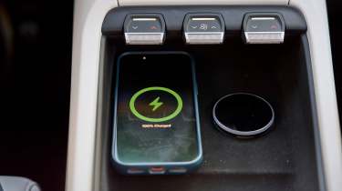 Skoda Peaq 2026 - wireless charging
