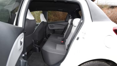 Toyota Yaris Design Bi-Tone 2016 - rear seats