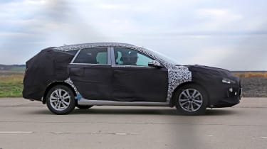 Hyundai i30 estate spy shots
