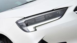 Vauxhall Insignia 1.5 diesel - front light